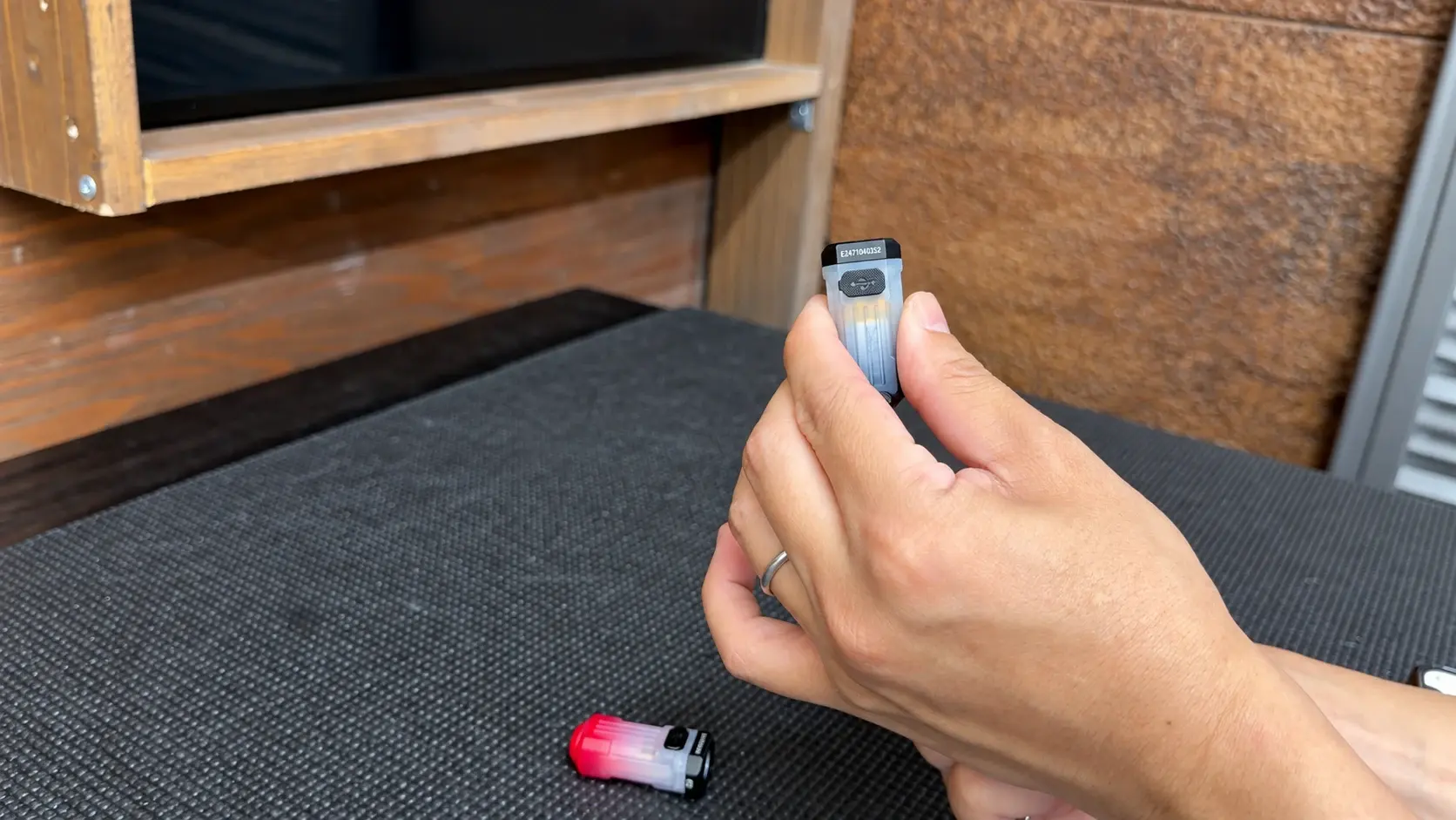 E2の背面。USB-C充電口のカバーを閉じた状態