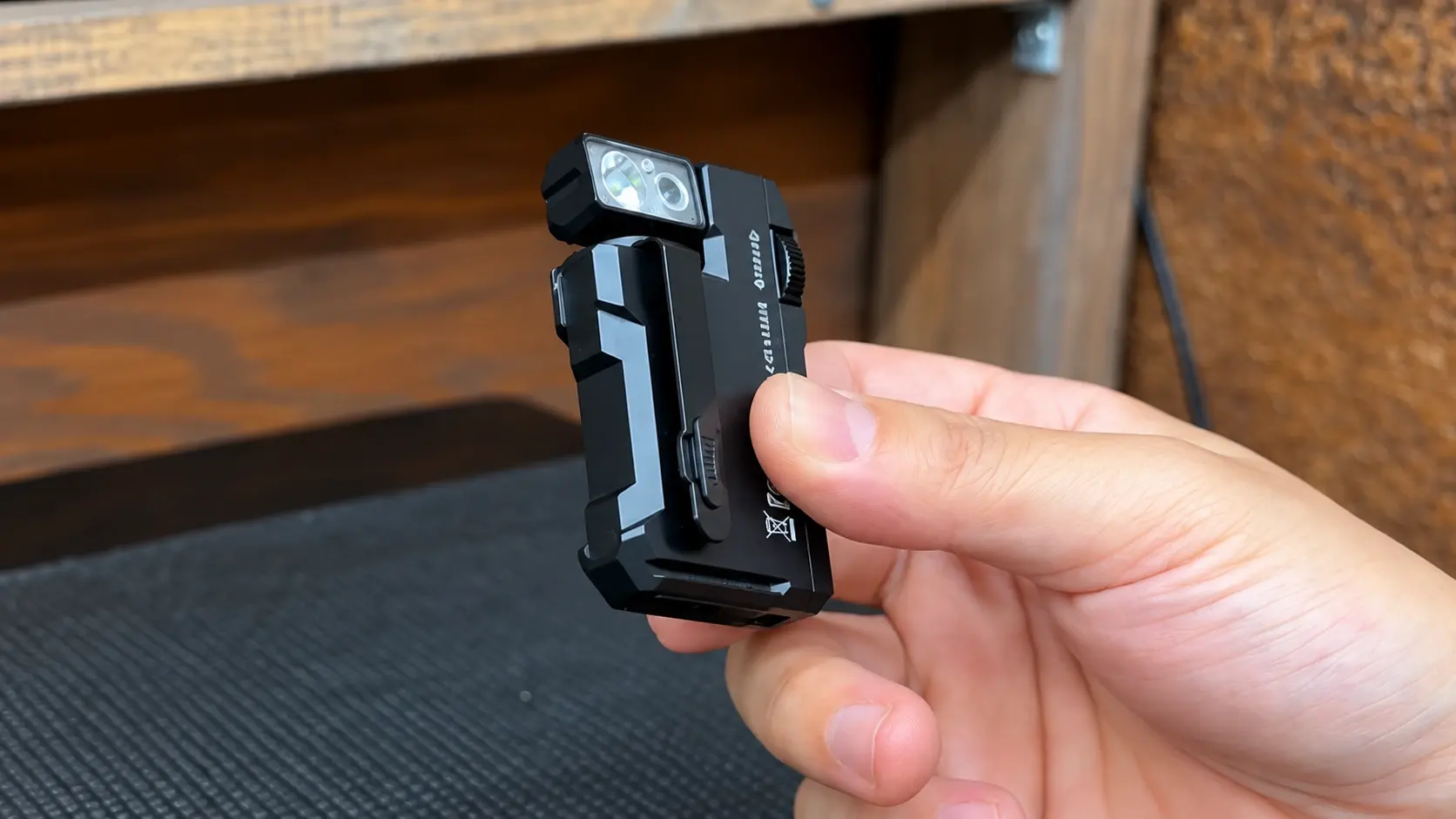 手に持ったG5の側面。収納式クリップの形が見える
