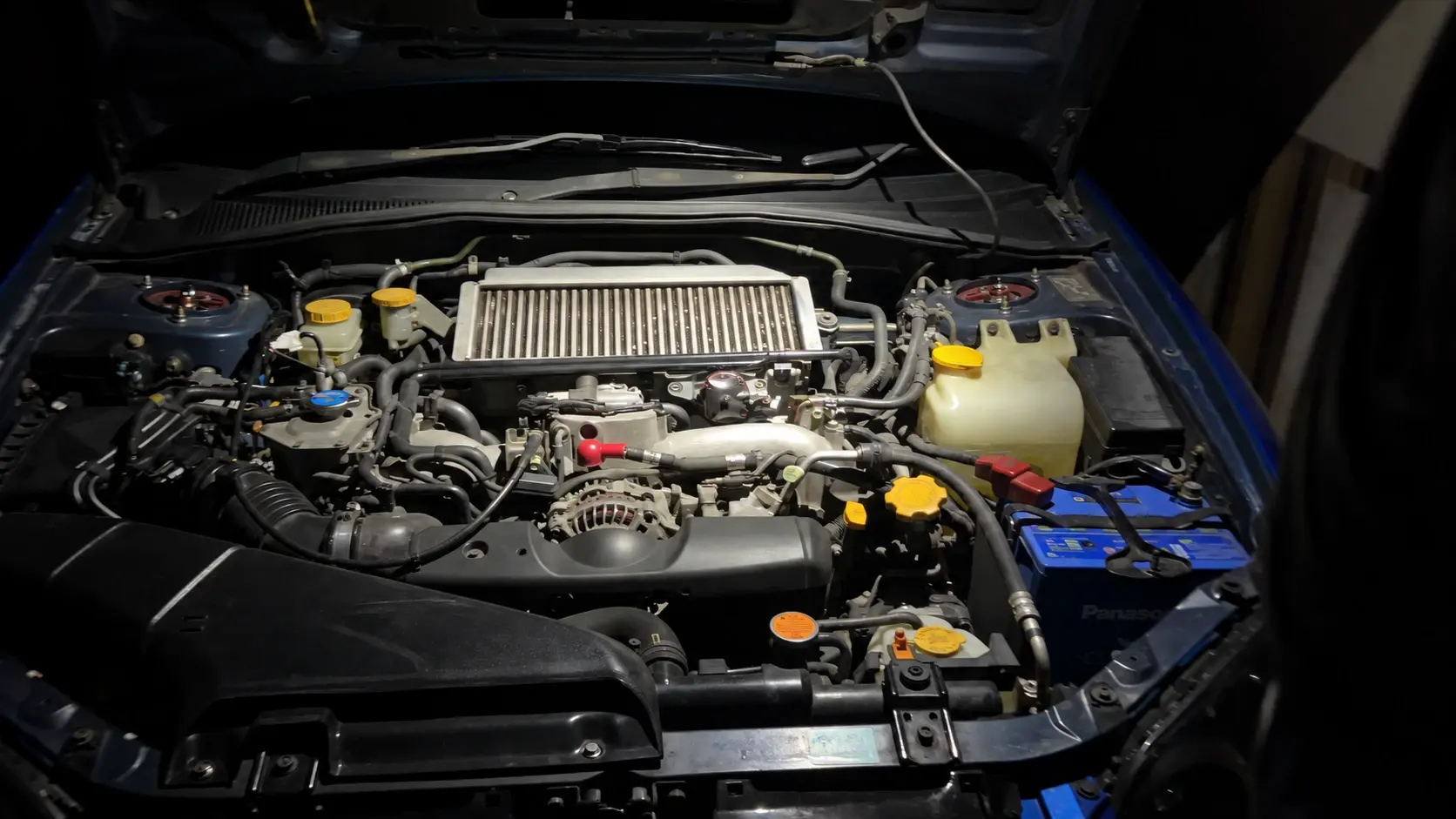 暗い倉庫でG5を使い、車のエンジンルームを照らしたテスト