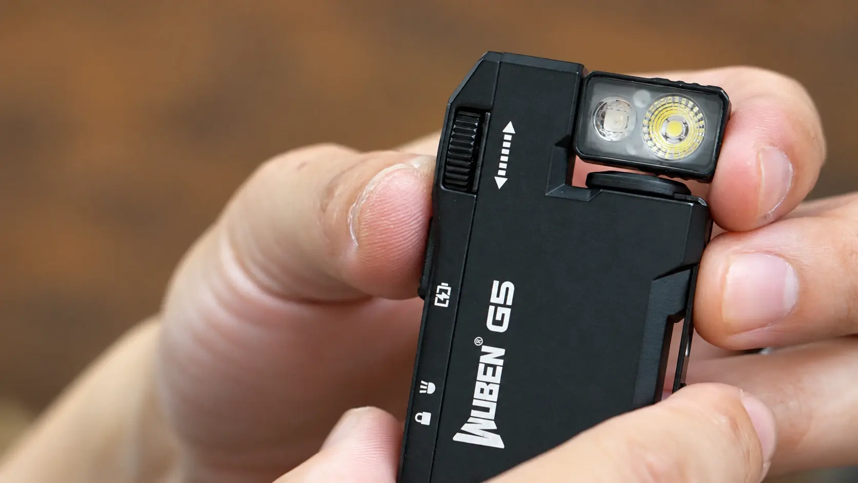 WUBEN G5の調光ダイヤルを手元で見たアップ。ローラーと白い矢印