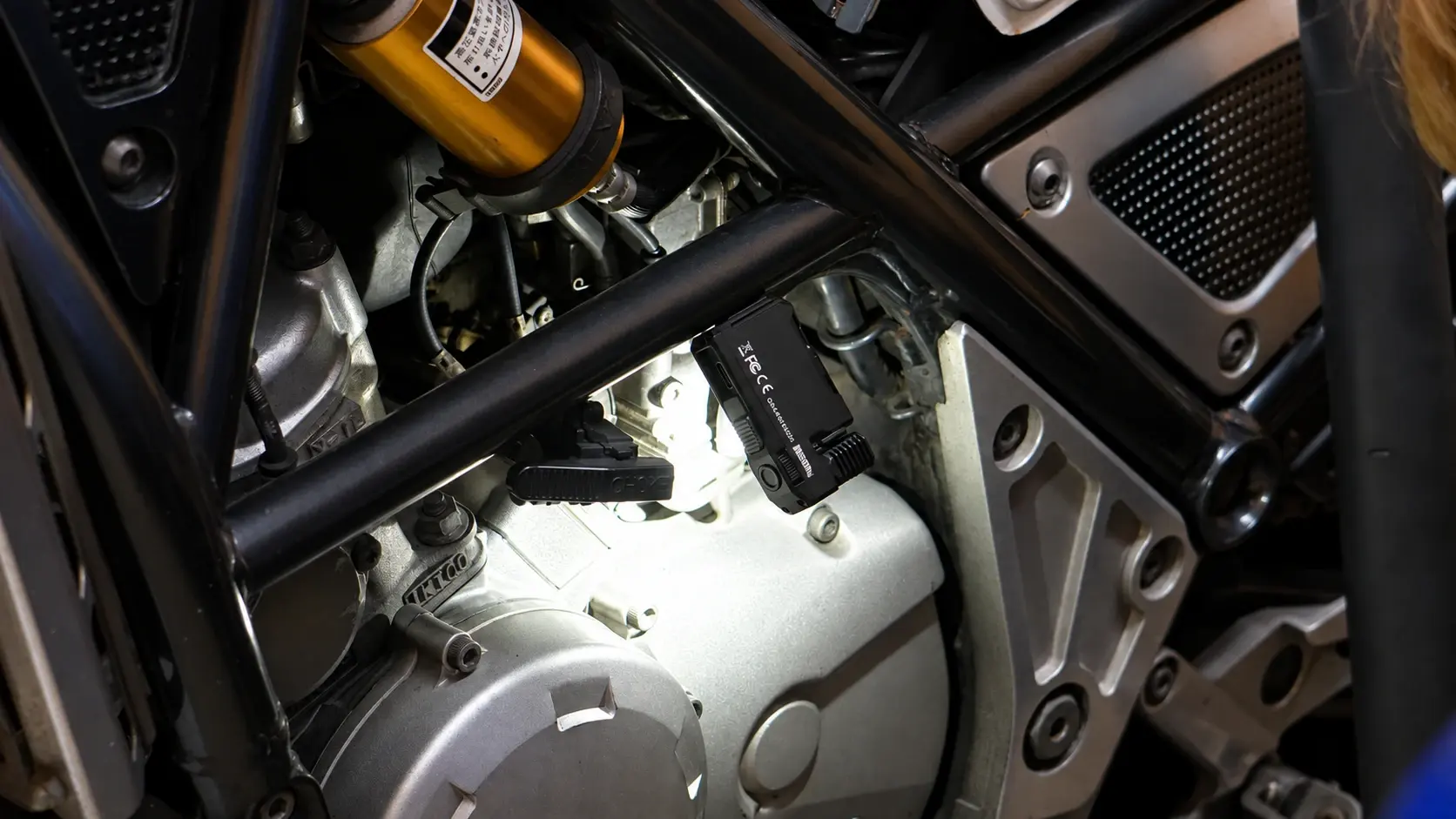 バイクのフレーム付近に固定したG5で、エンジン周辺を照らした様子